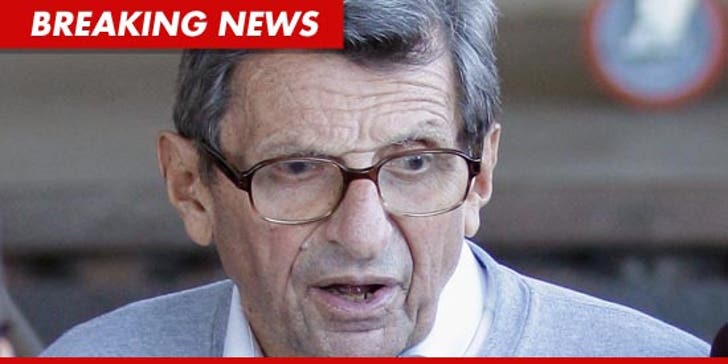 Joe Paterno I Broke My Hip :: 1211-joe-paterno-getty-bn